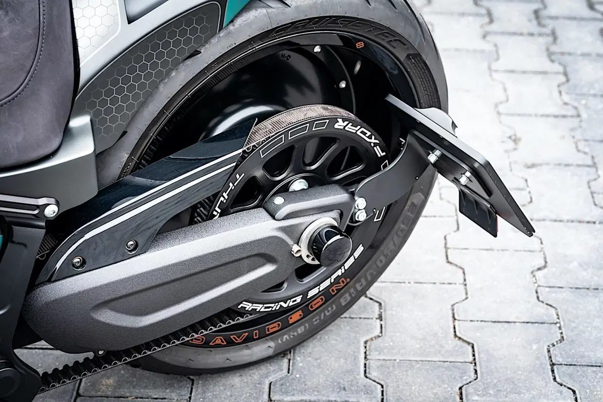 Harley-Davidson FXDR “Jester”. Omaggio alla Yamaha M1 Petronas (16)