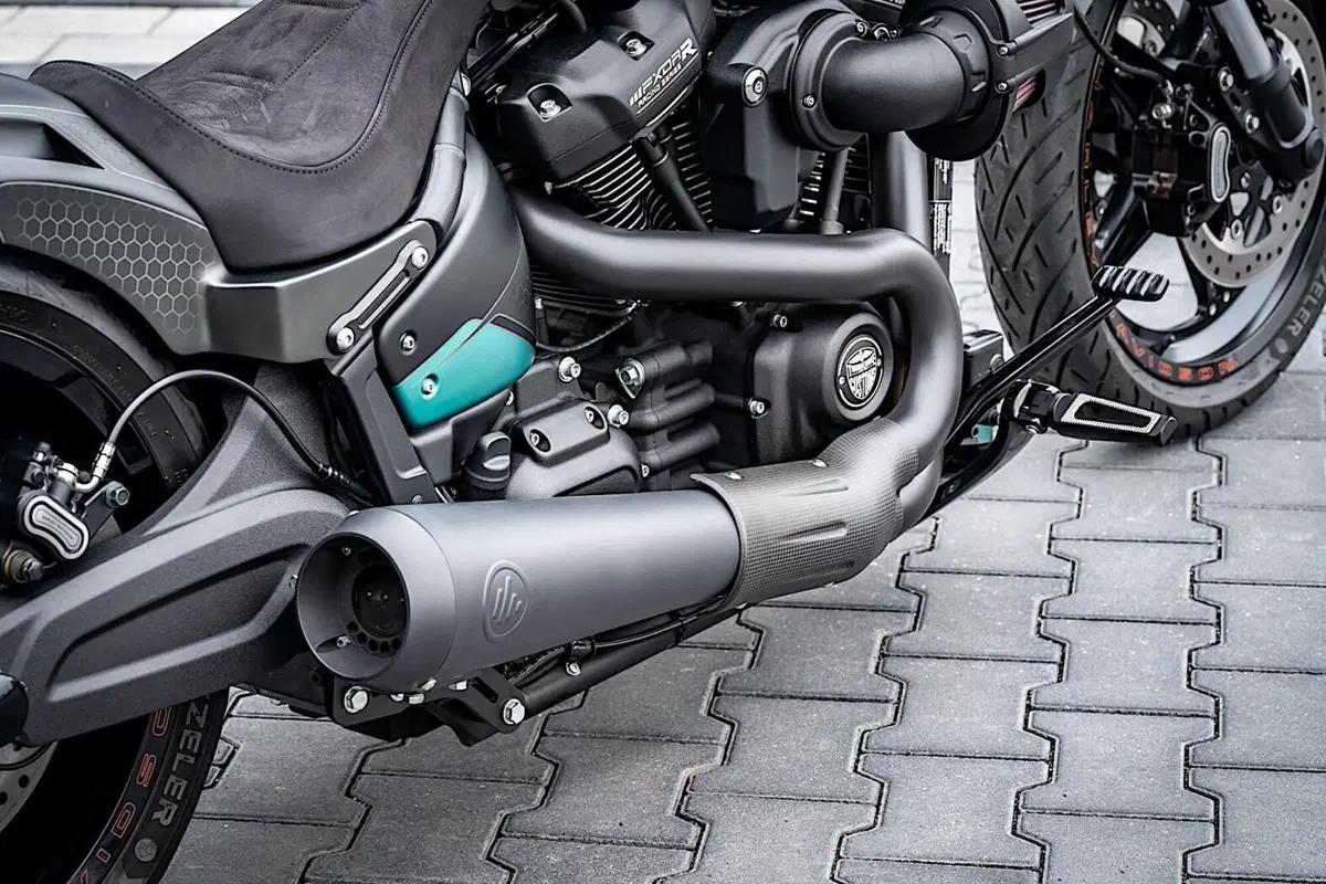 Harley-Davidson FXDR “Jester”. Omaggio alla Yamaha M1 Petronas (19)