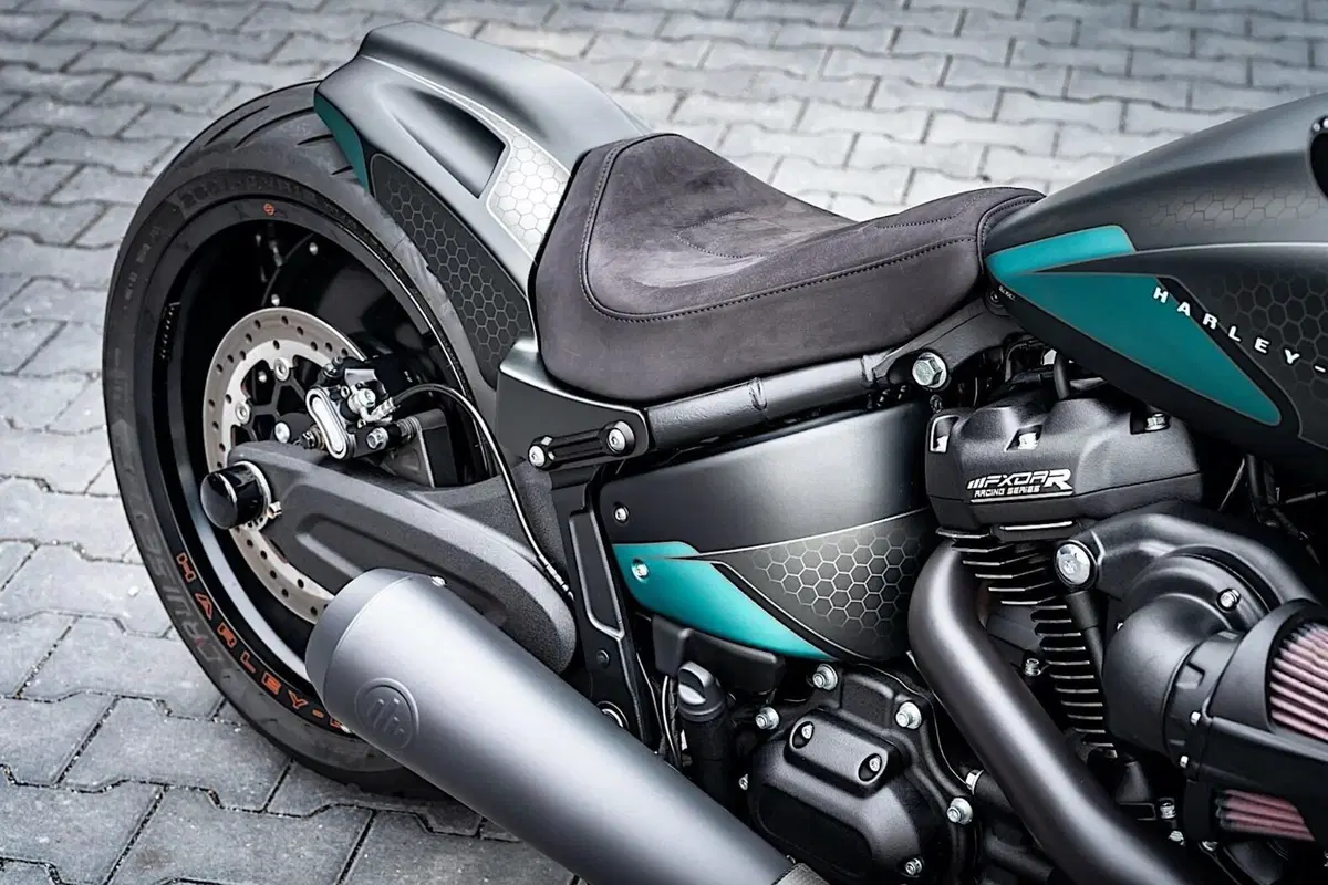 Harley-Davidson FXDR “Jester”. Omaggio alla Yamaha M1 Petronas (20)