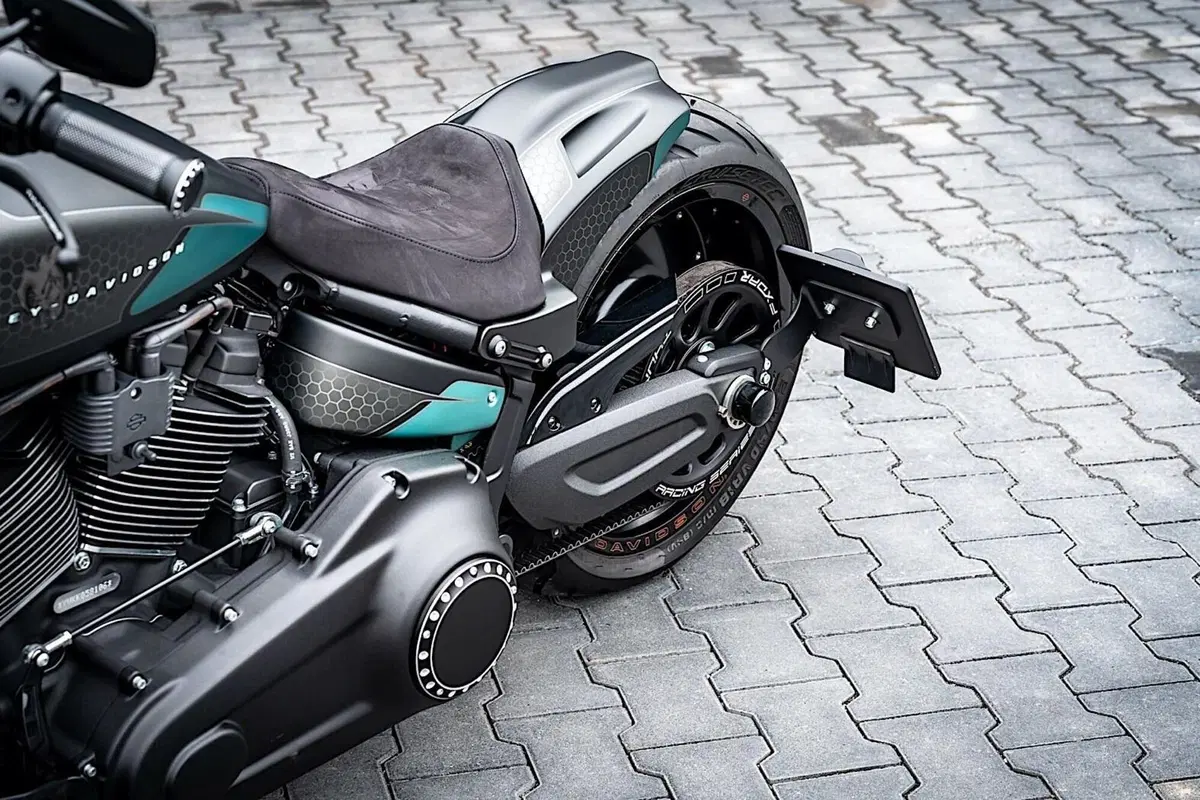 Harley-Davidson FXDR “Jester”. Omaggio alla Yamaha M1 Petronas (21)