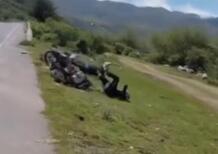 Con la BMW GS supervaligiata si va ovunque… ma occhio a fermarsi [VIDEO VIRALE]