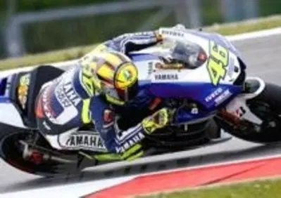 Rossi è il più veloce nel warm up, stupisce Lorenzo