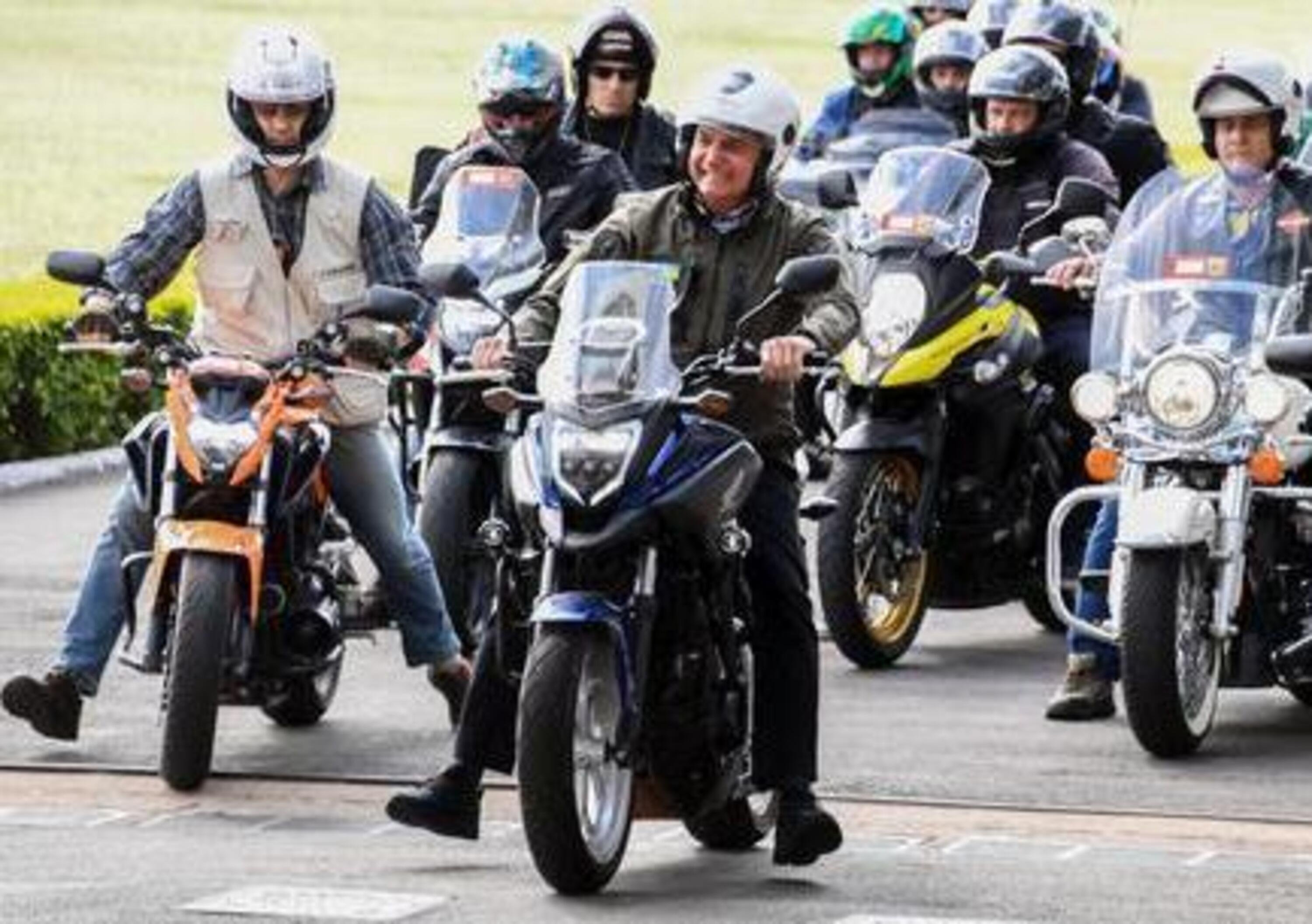 Brasile, Bolsonaro guida la parata in moto senza mascherina