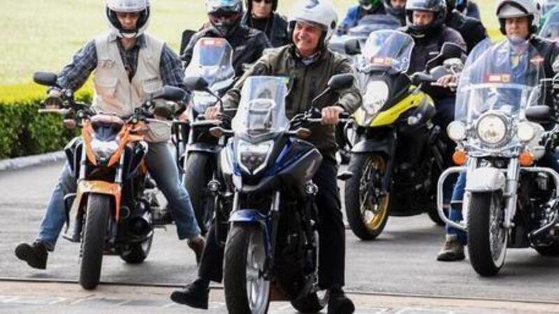 Brasile, Bolsonaro guida la parata in moto senza mascherina