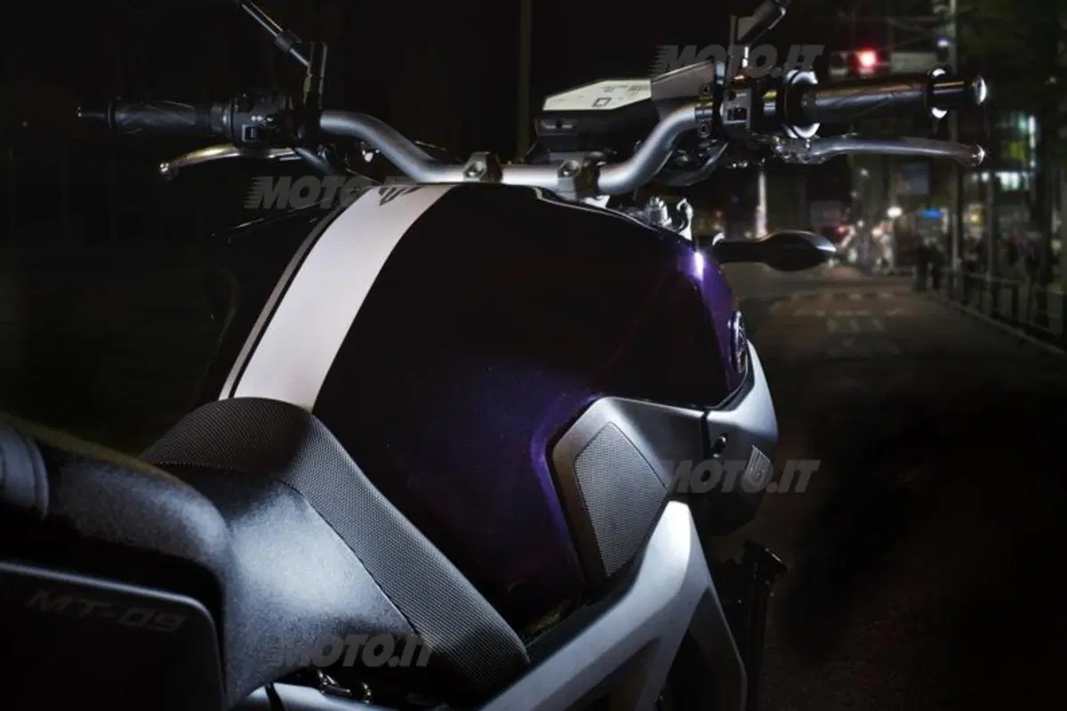 Yamaha MT-09: svelato il prezzo, in Italia a settembre (46)