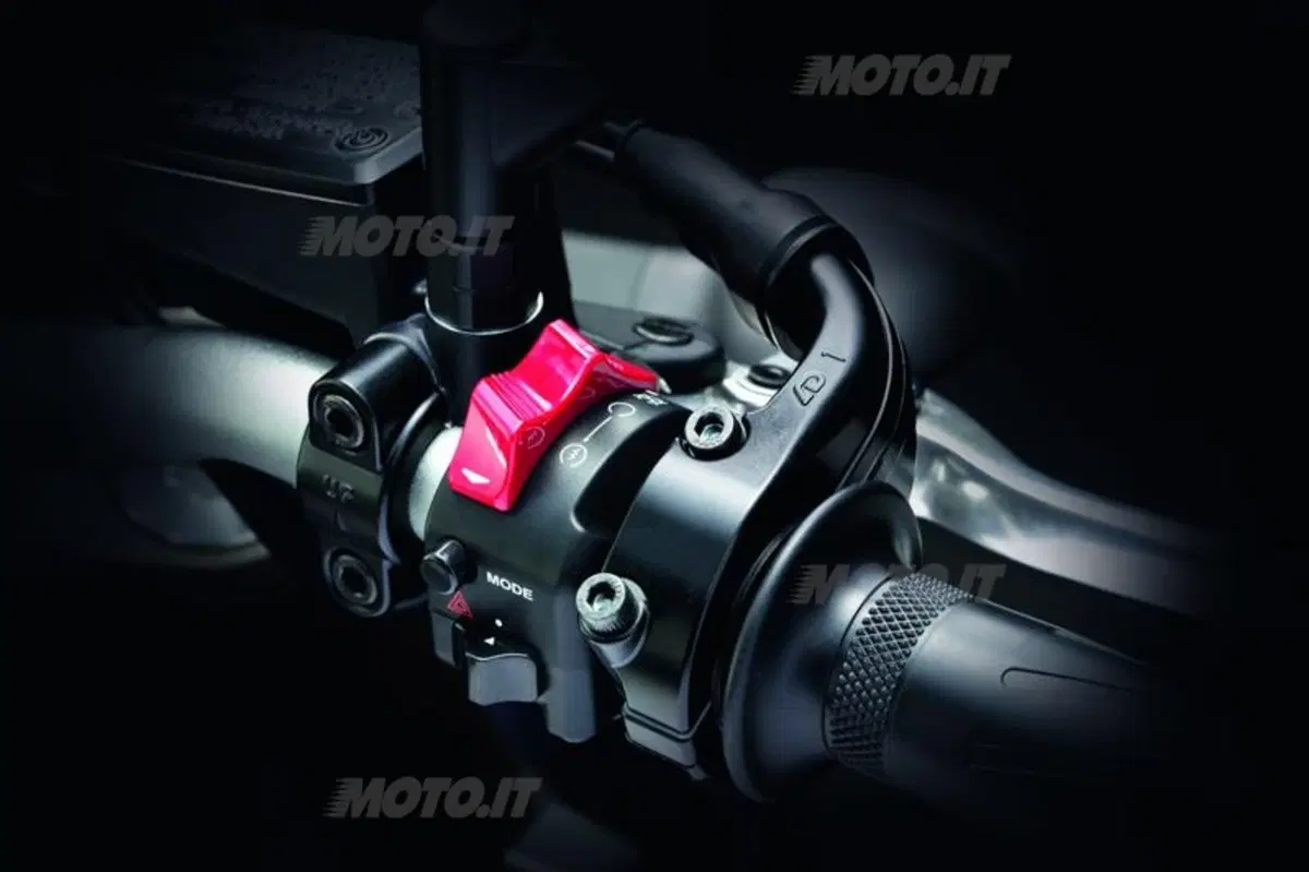 Yamaha MT-09: svelato il prezzo, in Italia a settembre (52)