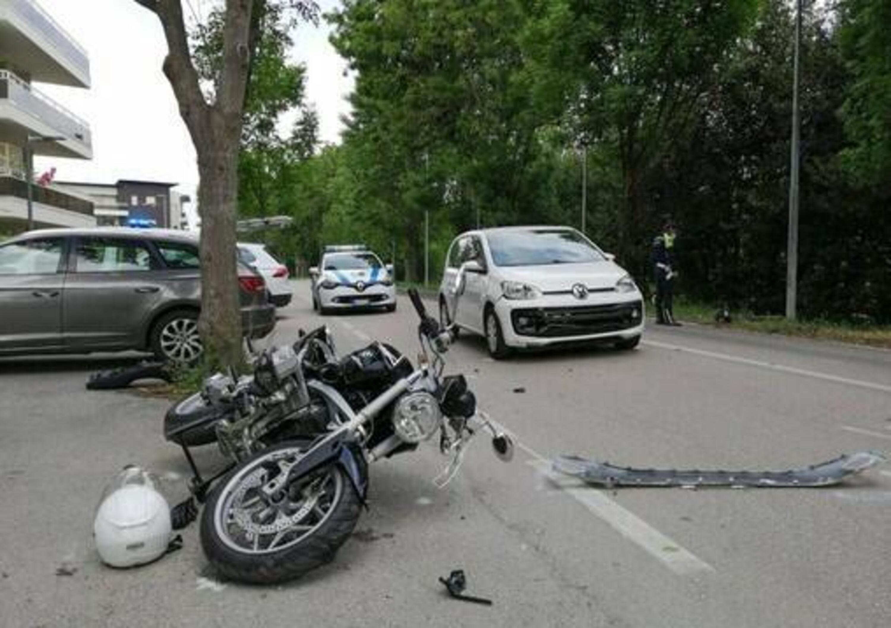 Pesaro: scontro tra moto auto e monopattino
