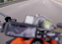 KTM 1290 Super Duke vs Mercedes AMG GT S, ma lo youtuber  finisce nei guai [VIDEO]