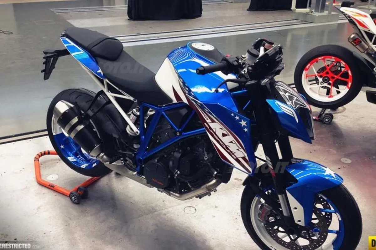 KTM 1290 Superduke R Patriot Edition  (3)