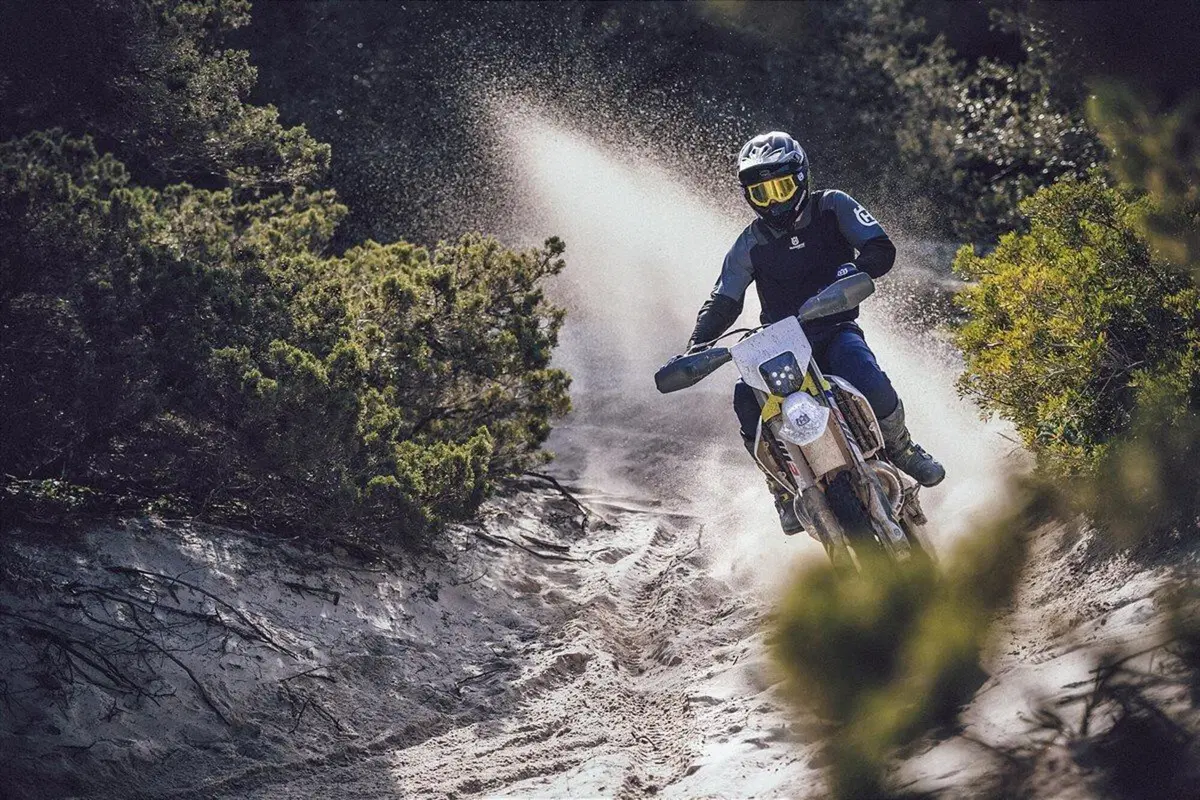 Arrivano le Husqvarna TE e FE Enduro 2022. I prezzi e le novità