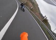 Tenta il piegone con il motardino, ma sbaglia e rischia di farsi davvero male [VIDEO]