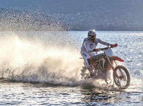 Luca Colombo e la sua Honda pronti per attraversare lo Stretto di Messina