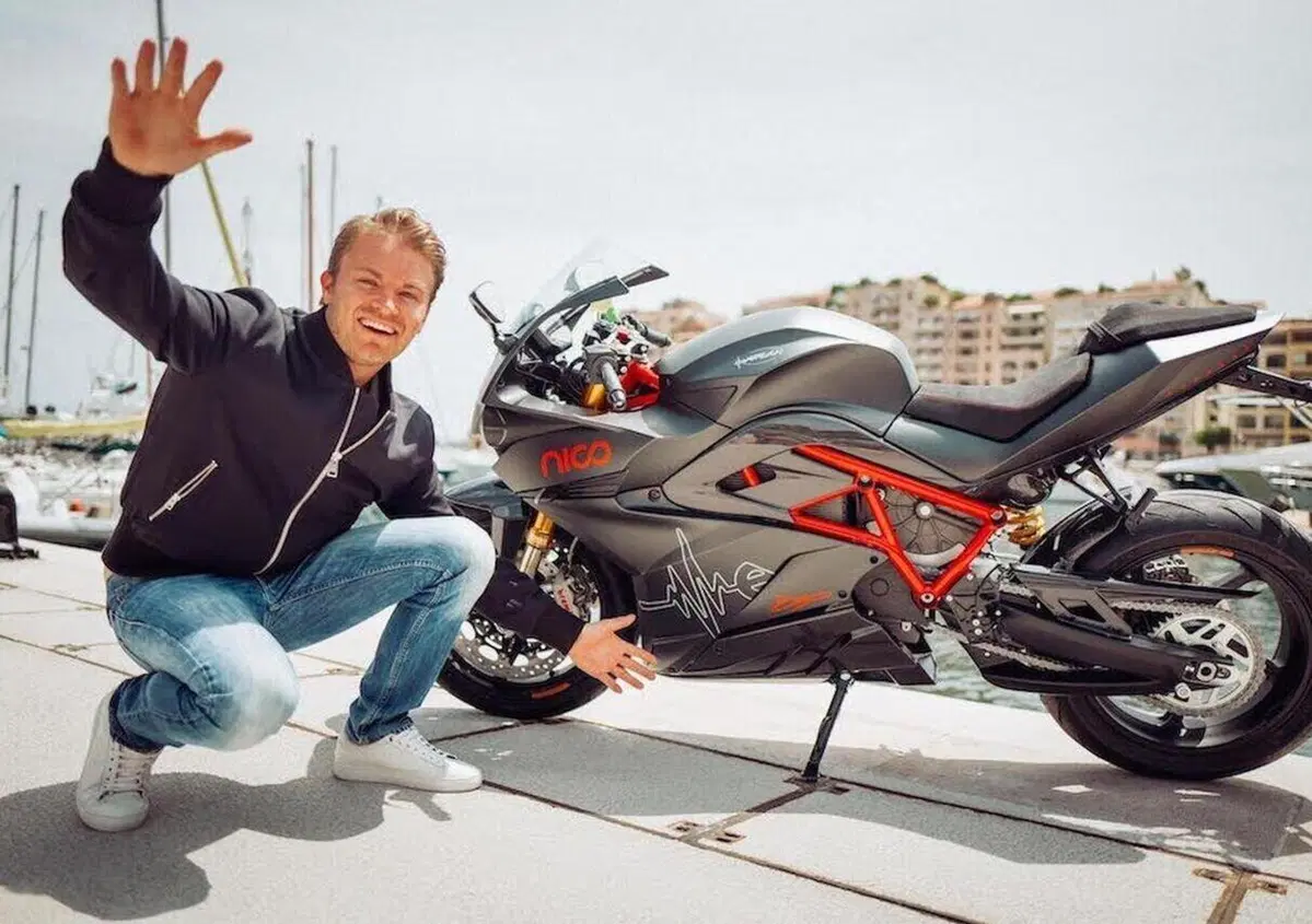 Nico Rosberg, la caduta in moto &egrave; tutta da ridere [VIDEO]