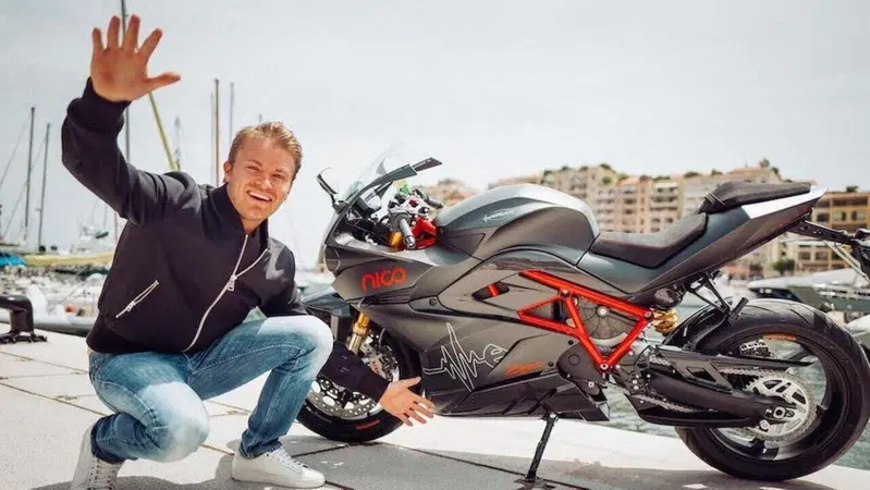 Nico Rosberg, la caduta in moto &egrave; tutta da ridere [VIDEO]