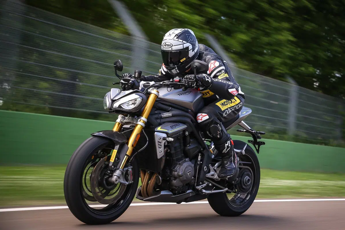 Triumph Speed Triple 1200RS TEST: il ritorno della leggenda (3)