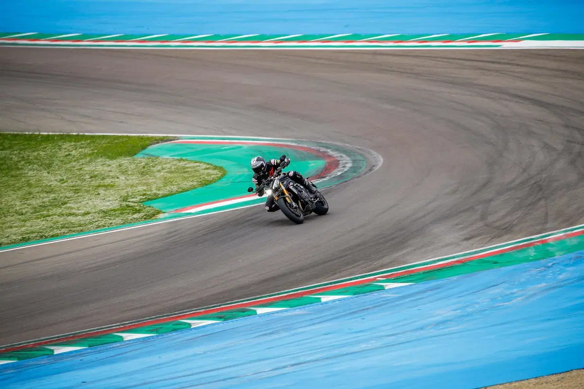 Triumph Speed Triple 1200RS TEST: il ritorno della leggenda (2)
