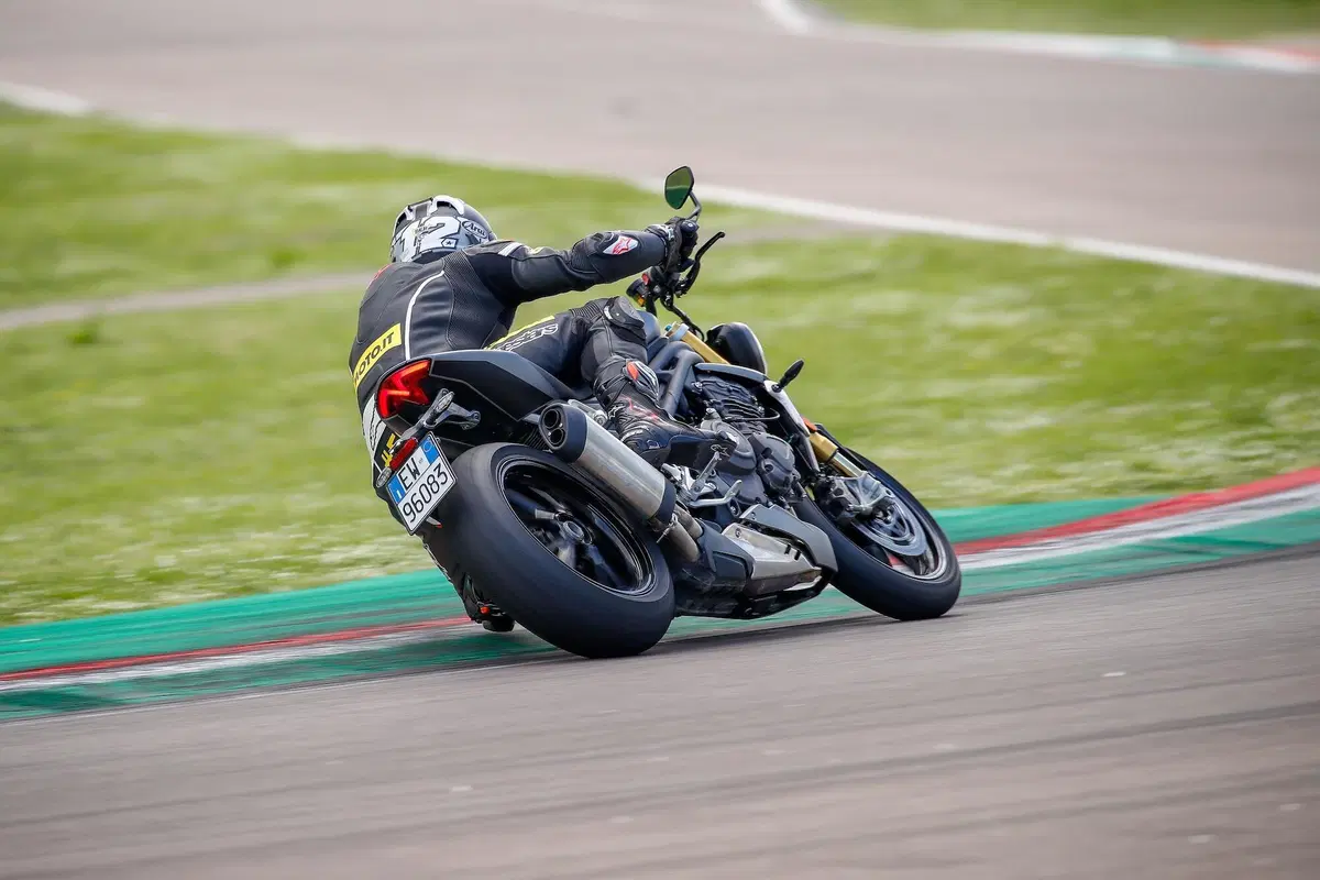 Triumph Speed Triple 1200RS TEST: il ritorno della leggenda