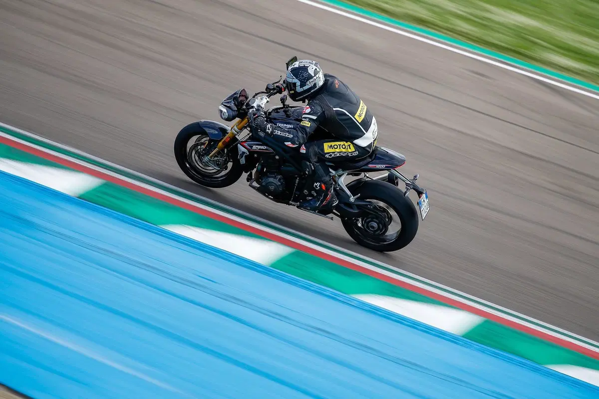 Triumph Speed Triple 1200RS TEST: il ritorno della leggenda (5)