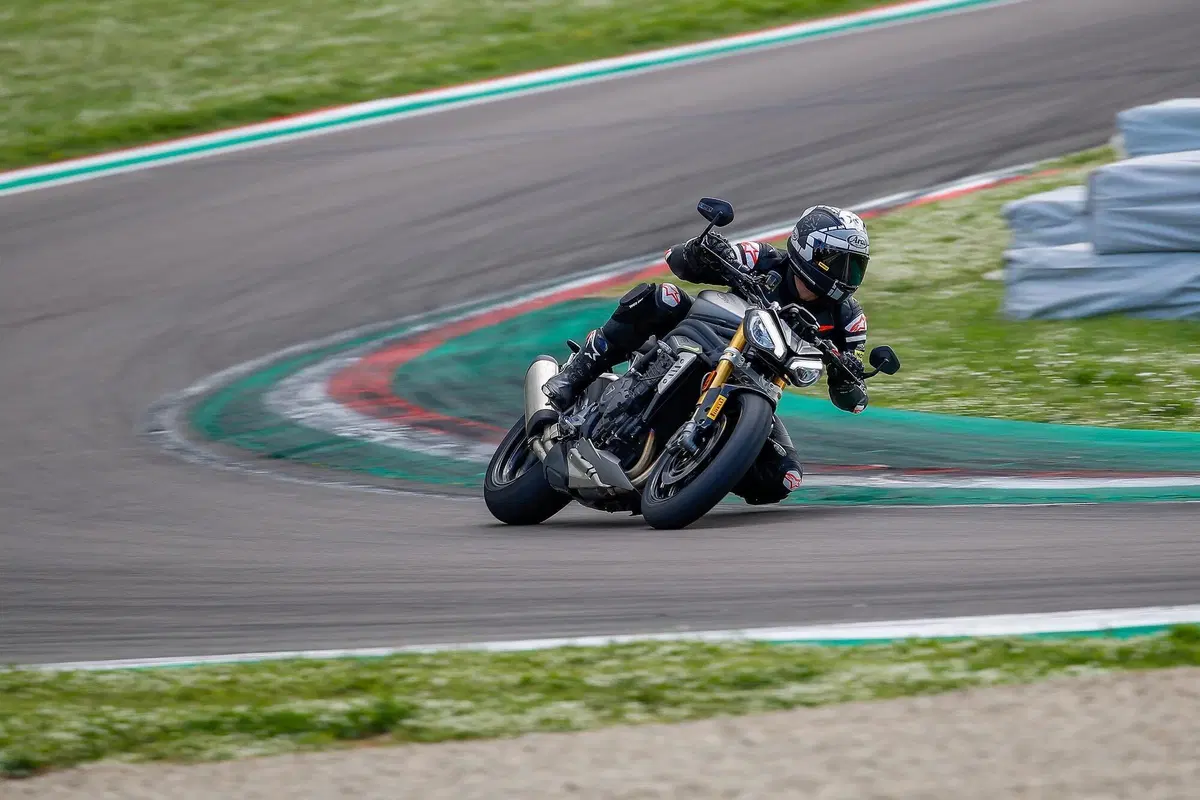Triumph Speed Triple 1200RS TEST: il ritorno della leggenda (6)