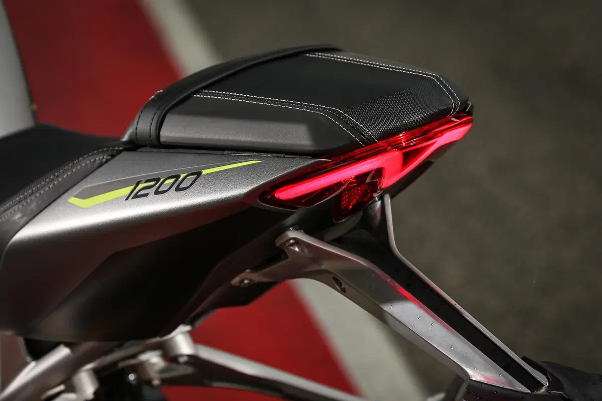 Triumph Speed Triple 1200RS TEST: il ritorno della leggenda (5)
