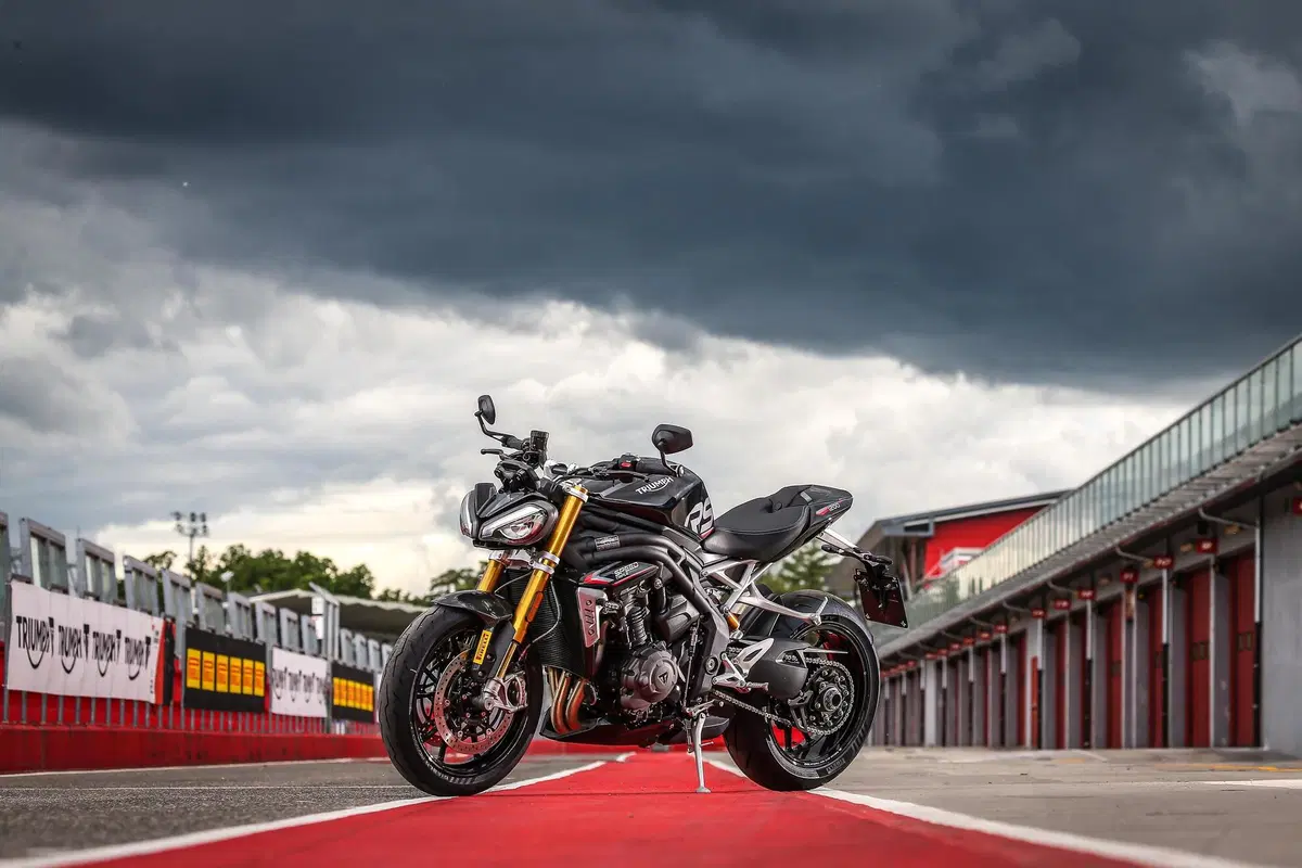 Triumph Speed Triple 1200RS TEST: il ritorno della leggenda (8)
