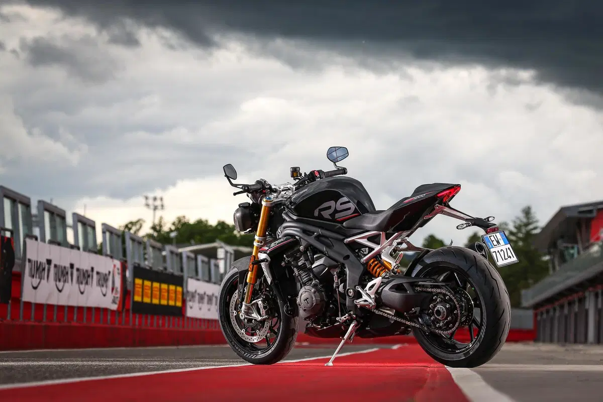 Triumph Speed Triple 1200RS TEST: il ritorno della leggenda (9)