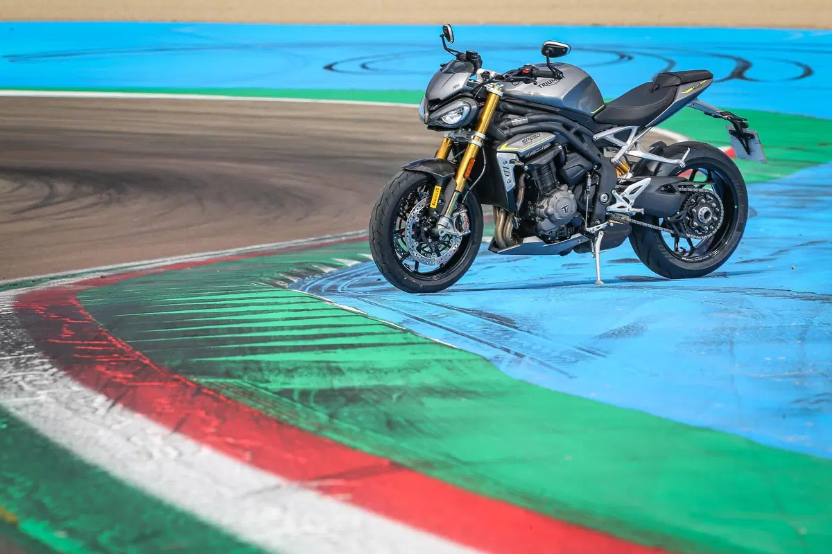 Triumph Speed Triple 1200RS TEST: il ritorno della leggenda (10)