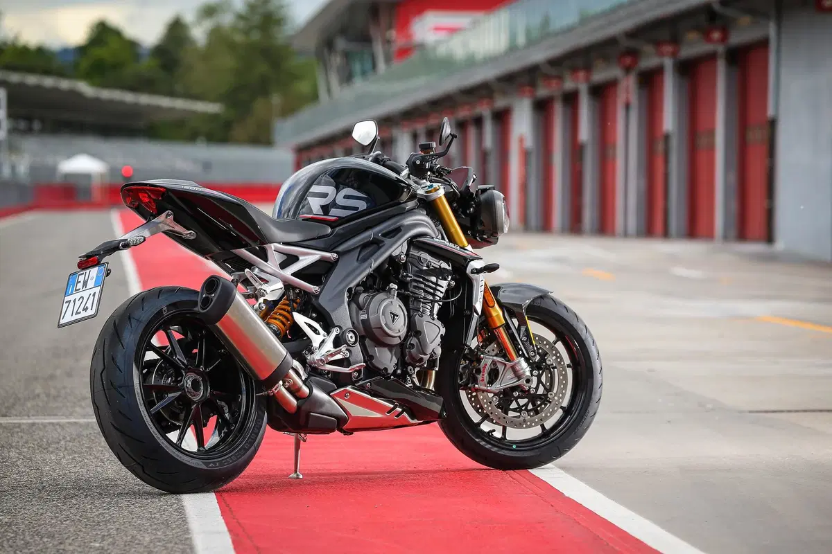 Triumph Speed Triple 1200RS TEST: il ritorno della leggenda (14)
