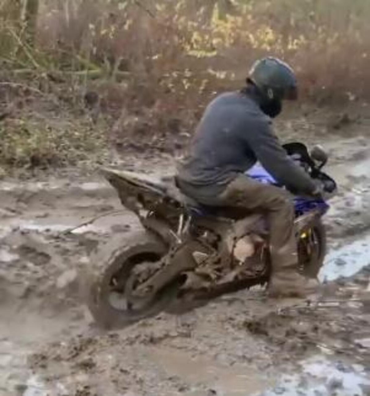 Lottatrice nel fango enduro estremo con una Yamaha R6 [VIDEO VIRALE