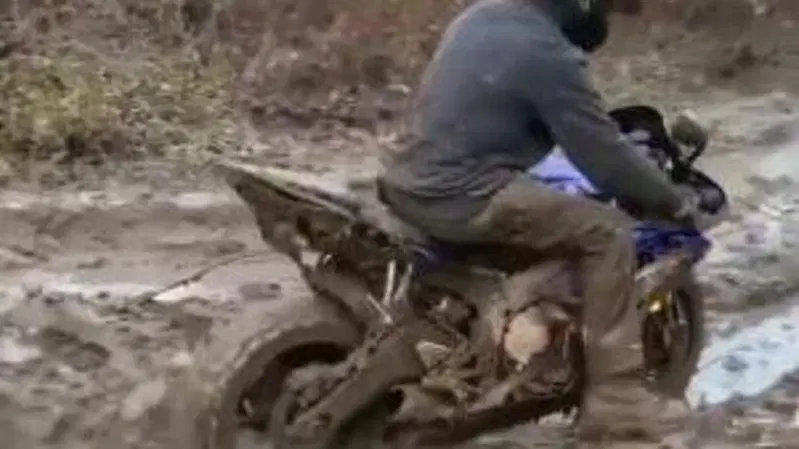 Lottatrice nel fango: enduro estremo con una Yamaha R6 [VIDEO VIRALE]