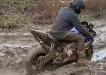 Lottatrice nel fango: enduro estremo con una Yamaha R6 [VIDEO VIRALE]