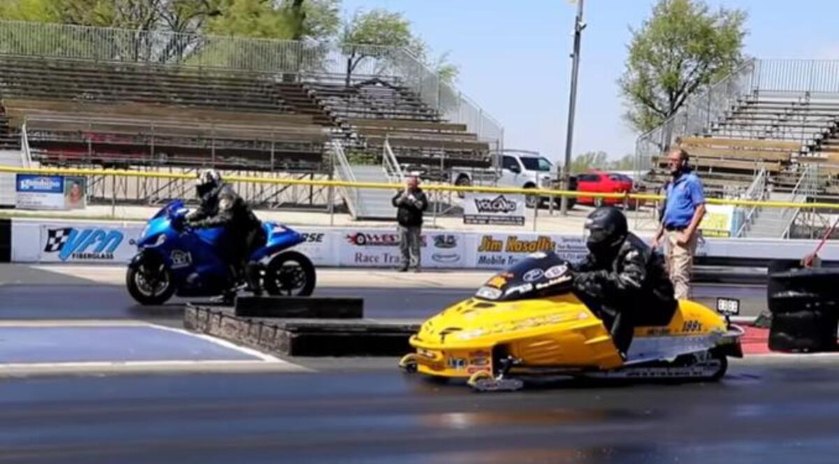 Drag Race Con La Suzuki Hayabusa Contro Una Motoslitta Video News