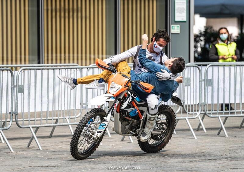 Il ministro Erika Stefani e Matteo Salvini in piazza a Milano con la mototerapia