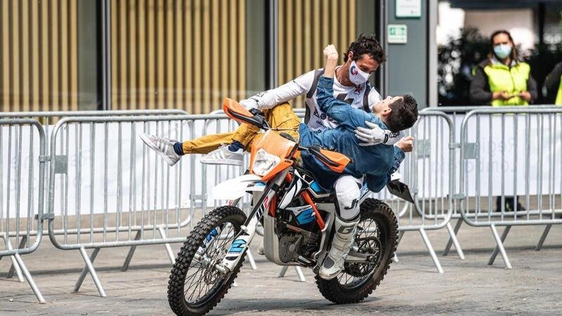 Il ministro Erika Stefani e Matteo Salvini in piazza a Milano con la mototerapia