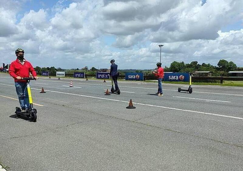 A Vallelunga il primo corso di guida sicura per monopattini