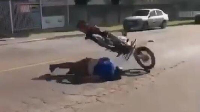 Moto crash: il dosso maledetto e l&#039;inspiegabile caduta [VIDEO VIRALE]