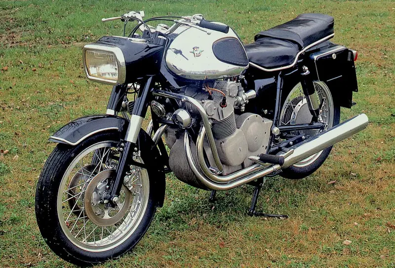 Dal punto di vista commerciale la MV 600 &egrave; stata un autentico fiasco, dovuto al fatto che era brutta, aveva prestazioni modeste e costava uno sproposito. In quanto alla frenata, affidata a due dischi a comando meccanico, lasciamo stare&hellip;