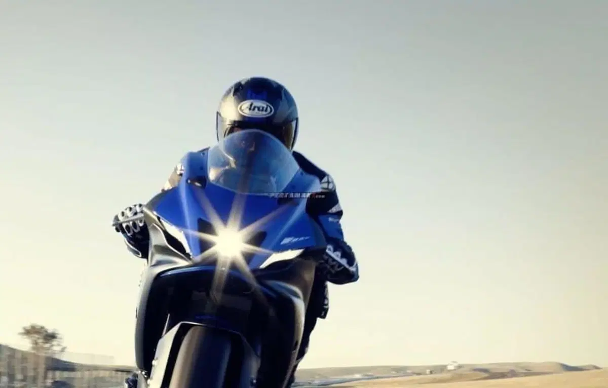 La nuova Yamaha R7 anticipata dalle foto ufficiali. Ecco come è fatta (5)