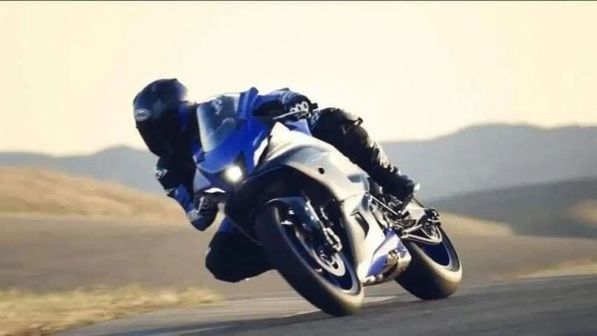 La nuova Yamaha R7 anticipata dalle foto ufficiali. Ecco come è fatta (3)