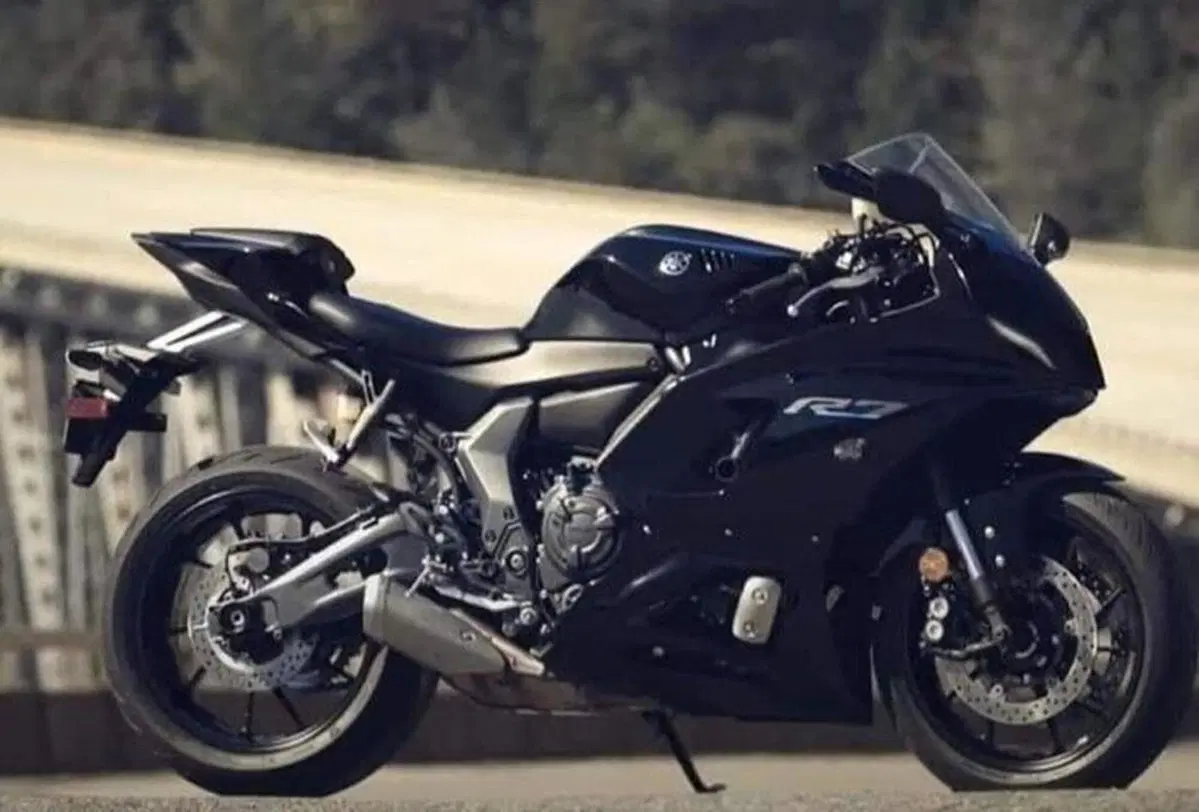La nuova Yamaha R7 anticipata dalle foto ufficiali. Ecco come è fatta (11)