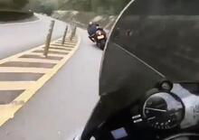 T-Max vs moto: sorpasso e ginocchio a terra per il T-Maxista, ma a 60 km/h [VIDEO VIRALE]