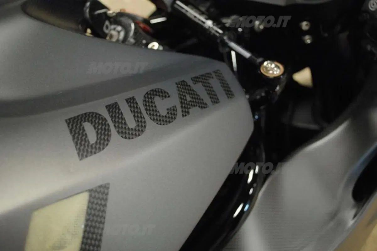 Arete Americana Ducati 999 CF Special (18)