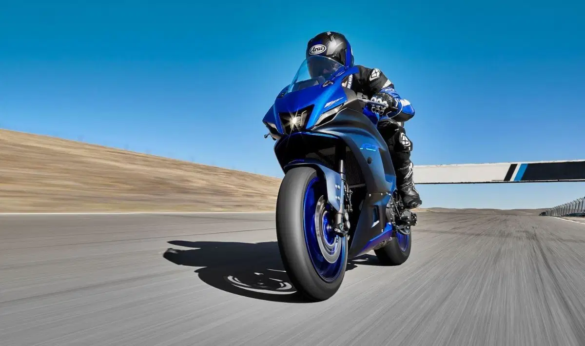 Nuova Yamaha R7 2021. Svelata con foto e dati  (13)