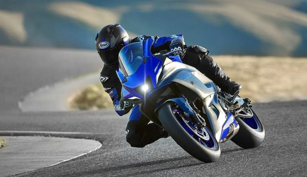 Nuova Yamaha R7 2021. Svelata con foto e dati  (10)