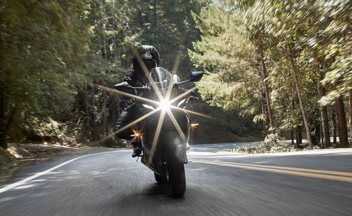 Nuova Yamaha R7 2021. Svelata con foto e dati  (15)