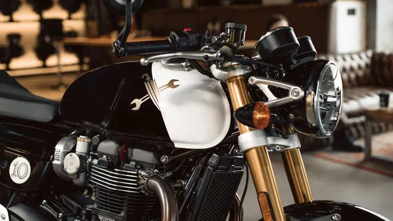 Triumph Thruxton RS in livrea speciale&nbsp;Distinguished Gentleman's Ride
