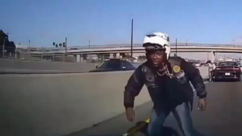 Moto crash: l&rsquo;harleysta che d'ora in poi guarder&agrave; sempre avanti [VIDEO VIRALE]