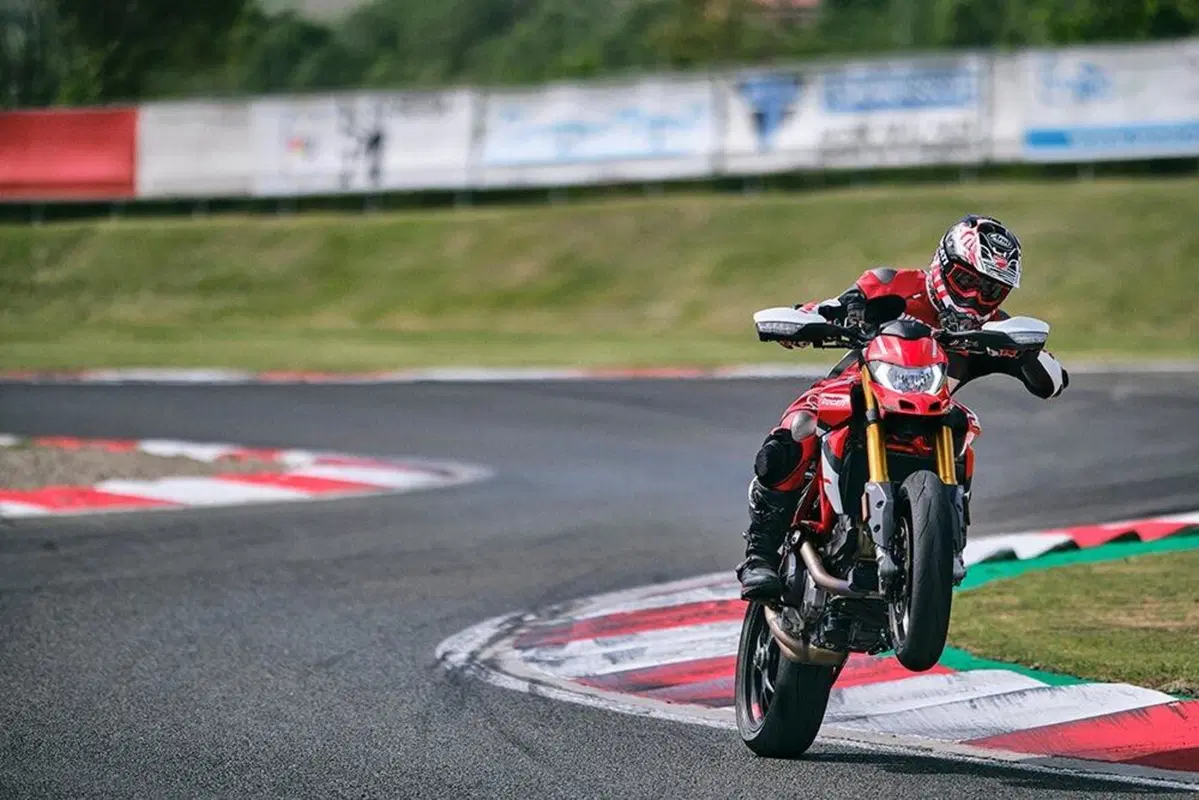 Ducati Hupermotard 950 2022: la gamma aggiornata Euro 5. I prezzi (6)