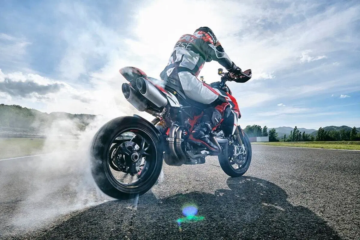 Ducati Hupermotard 950 2022: la gamma aggiornata Euro 5. I prezzi (2)