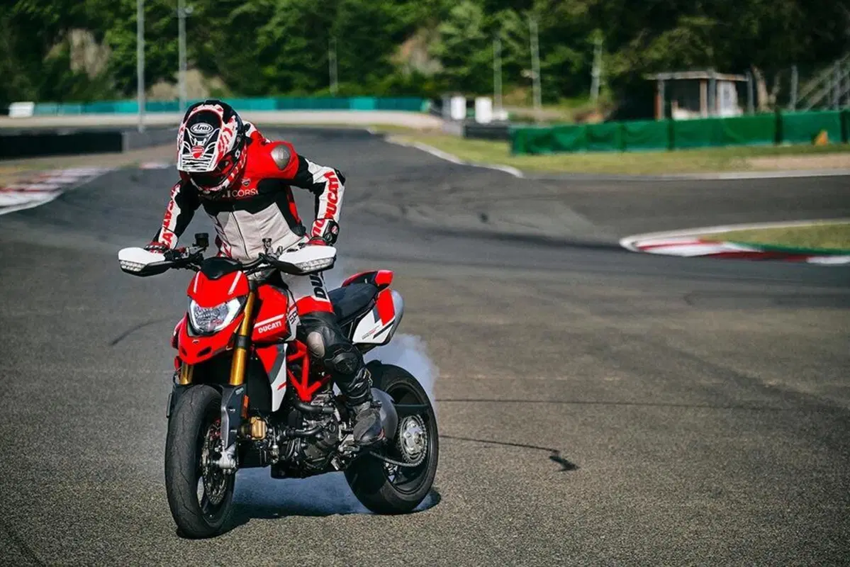 Ducati Hupermotard 950 2022: la gamma aggiornata Euro 5. I prezzi (9)